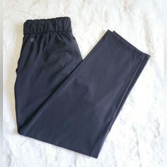 Lululemon Keep Moving Crop 23". Size 6. Black. With pockets. Stretchy - Picture 6 of 9
